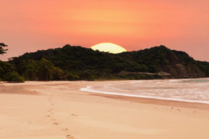 Sonnenuntergang an einem Strandabschnitt
