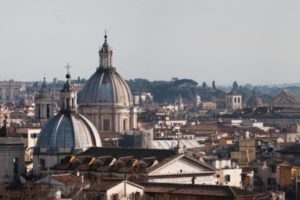 Luftbild von den Dächern einer Stadt in Italien