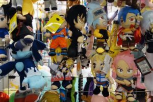 Figuren aus Stoff an einem Drahtgitter