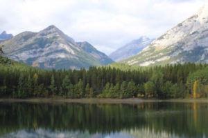 Berglandschaft mit einem See im Vordergrund