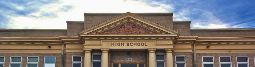 oberer Teil einer Gebäudes mit der Aufschrift "High School"