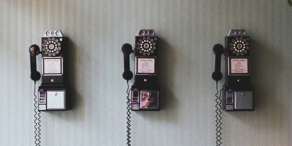 drei Telefonzentralen an einer Wand
